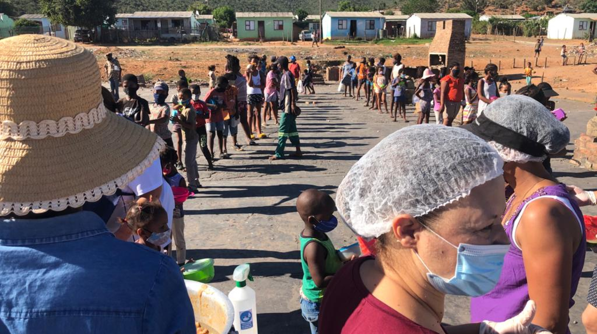 Elke middag 4 nm kry die kinders van Aquapark kos by die sopkombuis wat deur Samantha Hendricks en ander vrywilligers bedryf word. Die kinders, en daar is baie, kry eerste kos, en as daar voldoende kos is, kry die volwassenes kos. Die sopkombuis is op die fondasies van die oorspronklike gemeenskapsentrum in die woongebied, wat jare gelede deur die inwoners aan die brand gesteek en afgebreek is uit frustrasie vir swak dienslewering. Dit is nog nooit weer herbou nie. Samantha wil graag langs die fondasies ‘n creche oprig vir die kinders wat bedags sonder volwasse sorg is.Daar is ook sopkombuise in ander woongebiede.