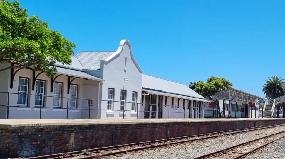 Die ou stasie lyk weer spoggerig.