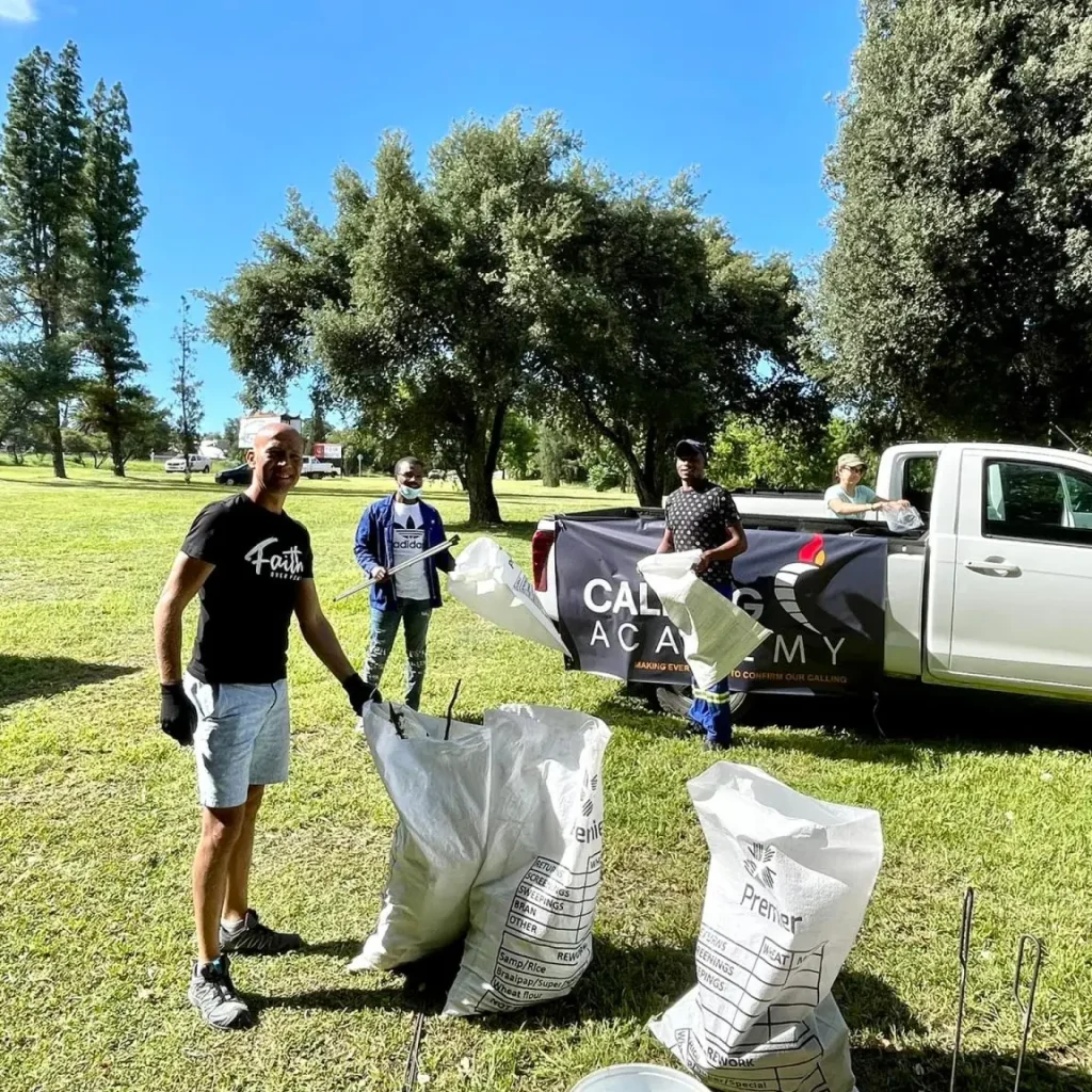 Personeel, leerlinge, ouers van die Calling Academy en gemeenskapslede het gehelp om plastieksakke en ander rommel in die park en die dorp op te tel.