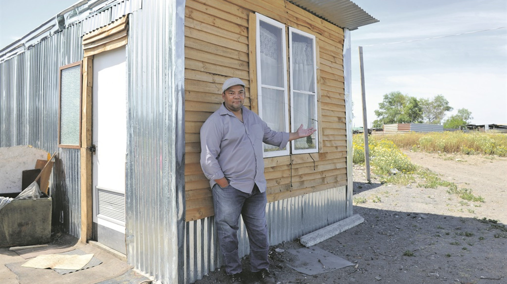 Quinton Adams by ‘n shack wat sy span gebou het. Foto: Netwerk24