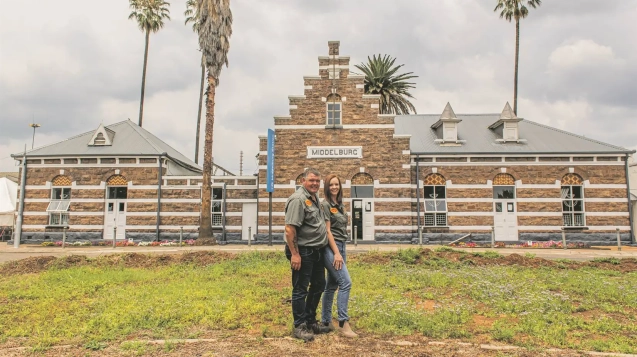 Johan se sy verloofde Liezl Prinsloo, voor die mooi stasiegebou.